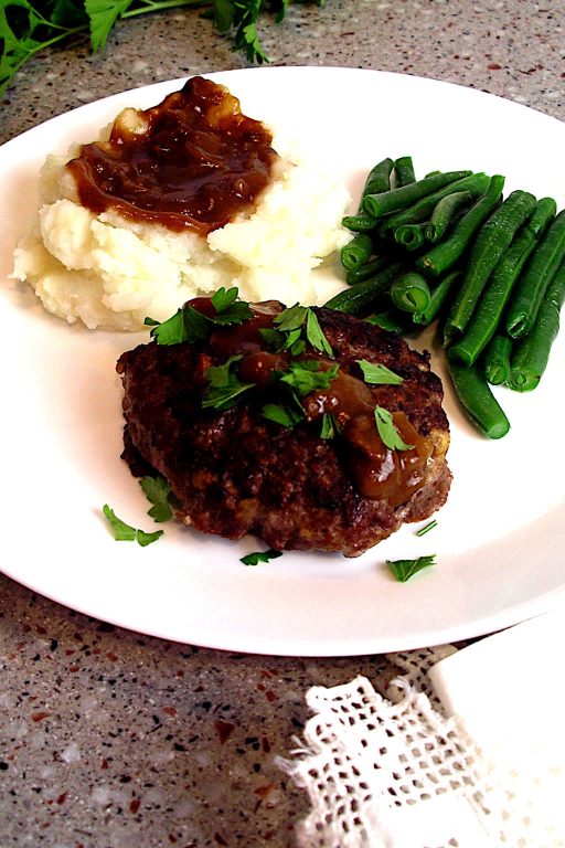 salisbury steak with mashed potatoes and green beans